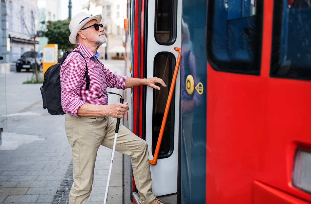 blinde man stapt op de bus