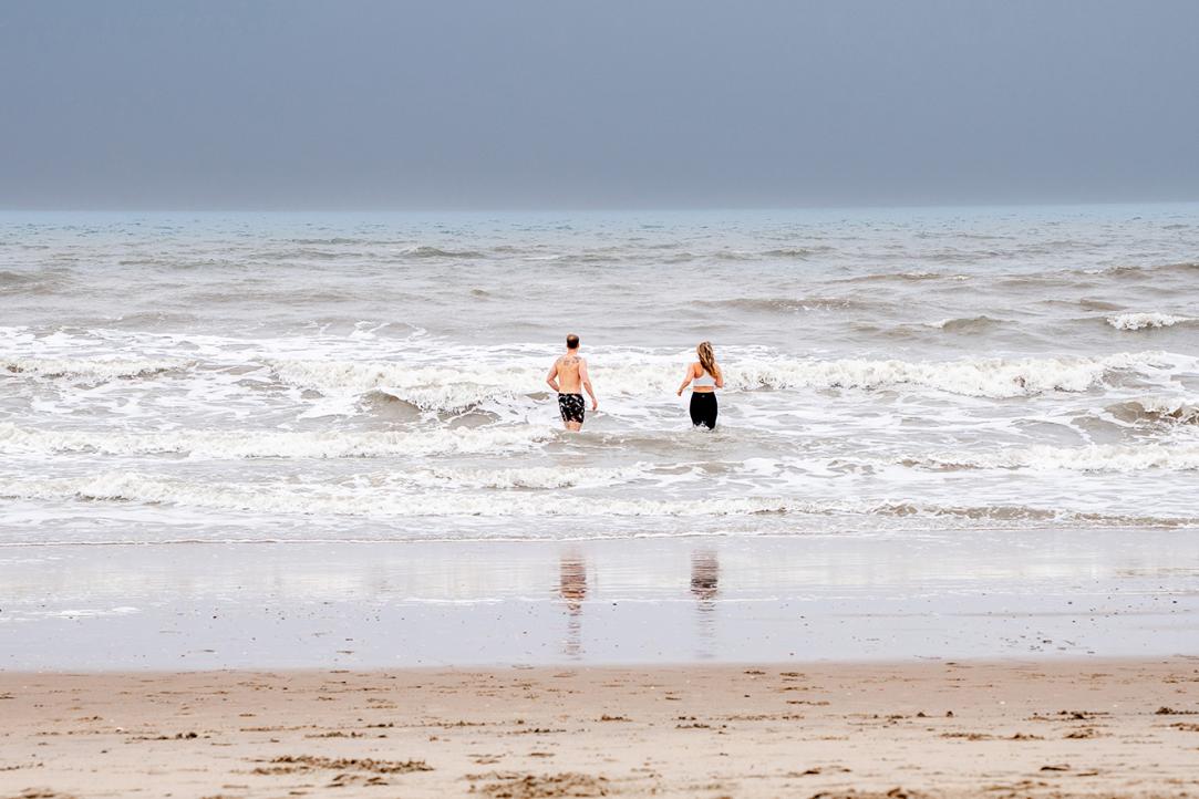 Man en vrouw in de zee bij het strand