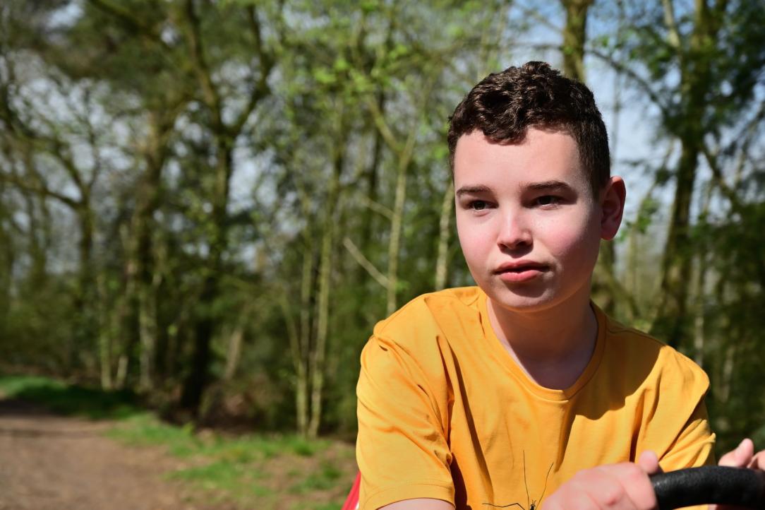 jongen met geel shirt op skelter