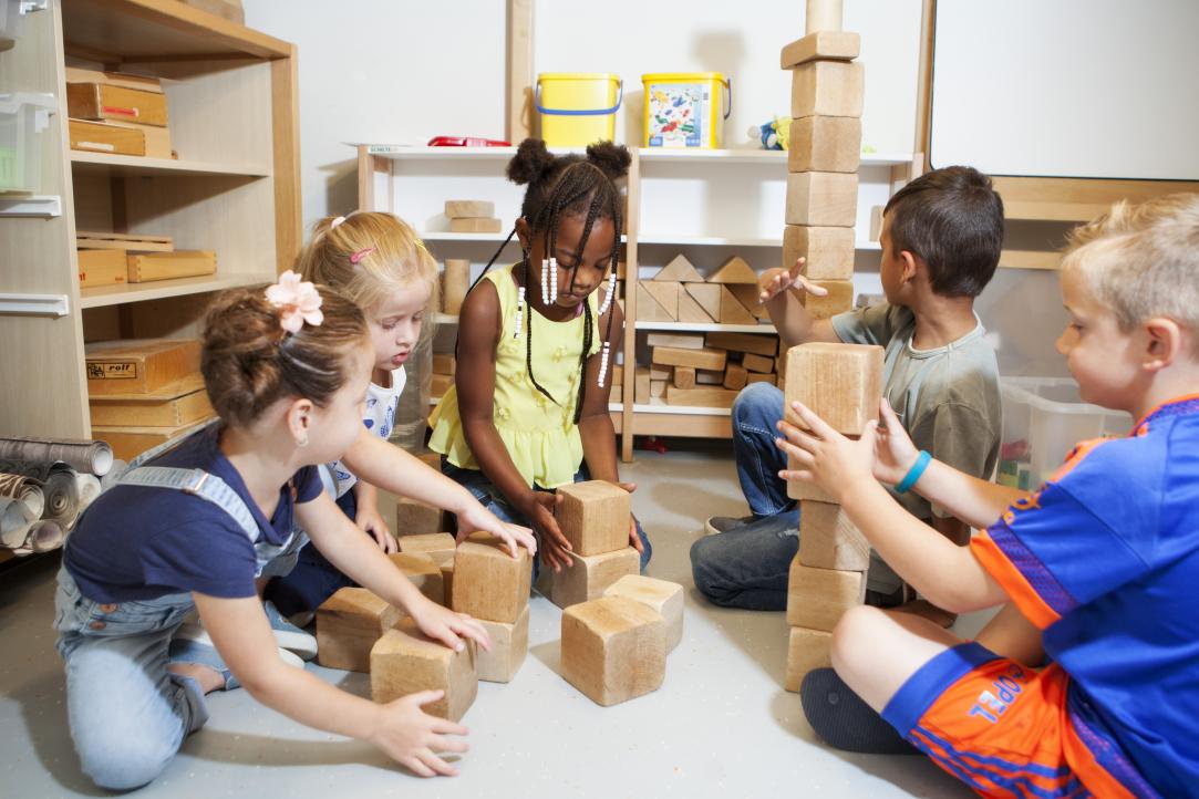 Kinderen spelen met blokken
