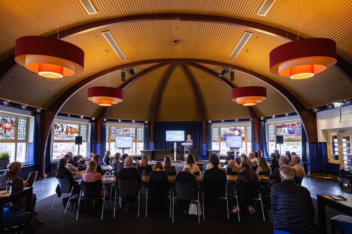 In de Galloway zaal vertelt na Marloes Dankers Marcia Vervloet over het On TRACK project naar beter gebruik van inhalatiemedicatie, en bespreekt Charlotte van Hooijdonk het onderzoek naar begrijpelijke etiketten