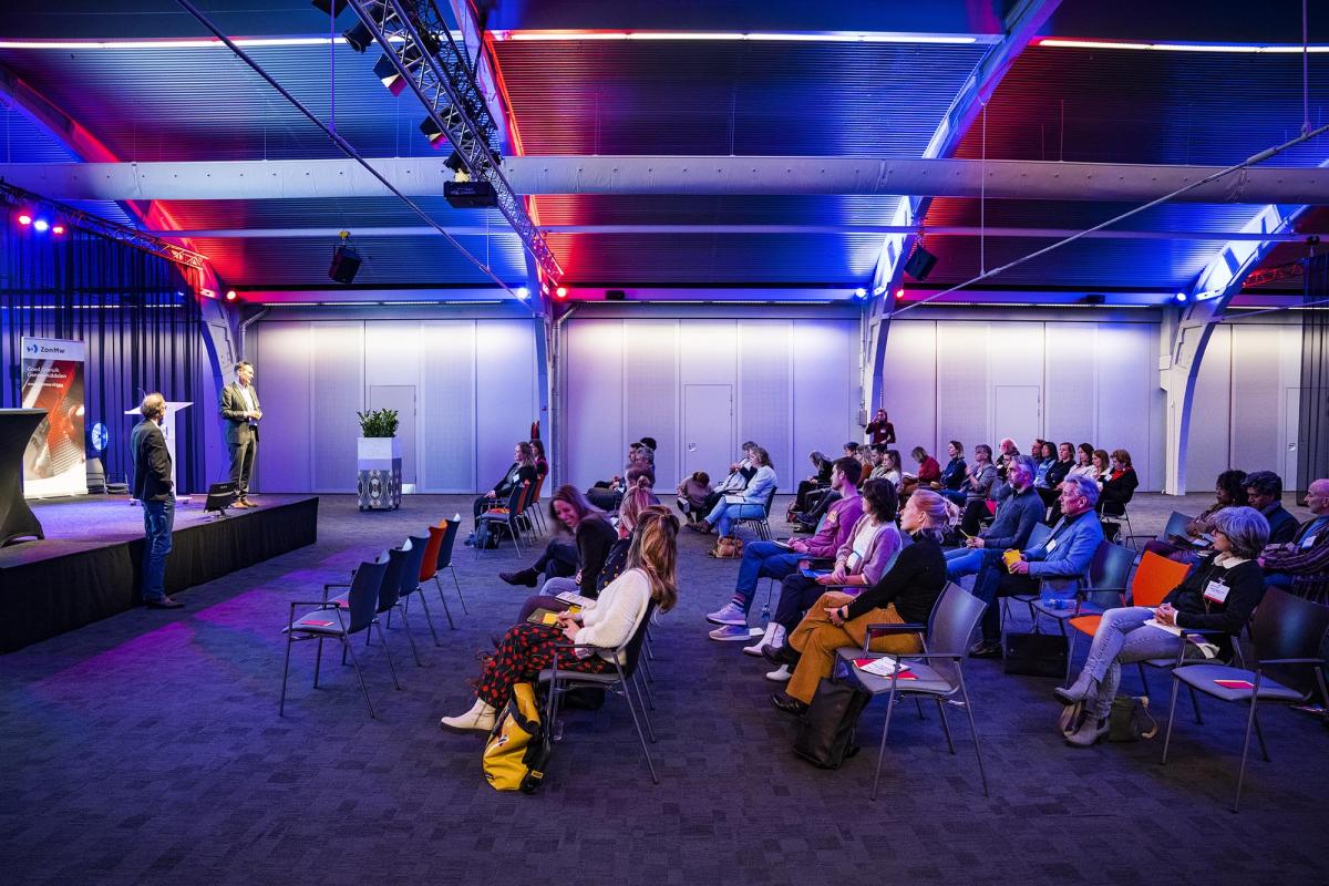 Foto van congres Goed Gebruik Geneesmiddelen: Bart Koes met sessievoorzitter Marcel Bouvy: 'Er is meer en beter onderzoek nodig naar strategieën om opioïdengebruik te verminderen.