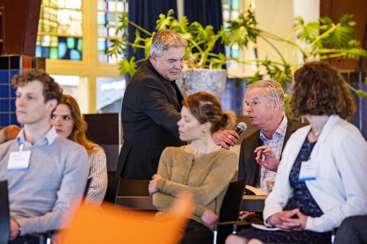 Foto van congres Goed Gebruik Geneesmiddelen: Sessievoorzitter Ruud Coolen van Brakel leidt de discussie