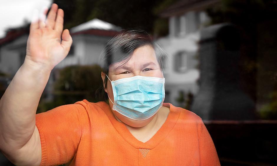 Vrouw opgesloten achter raam