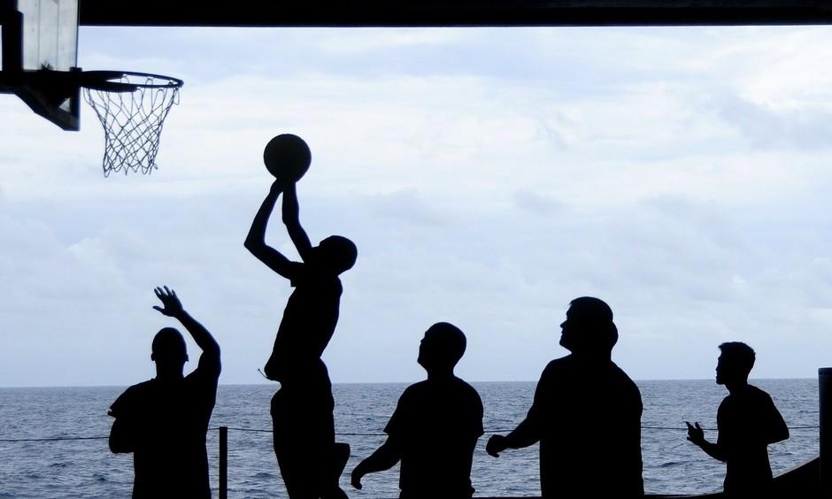 silhouet van mensen die basketballen