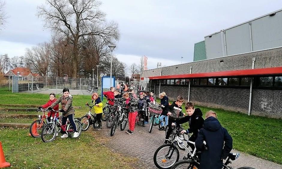 Kinderen met fietsen