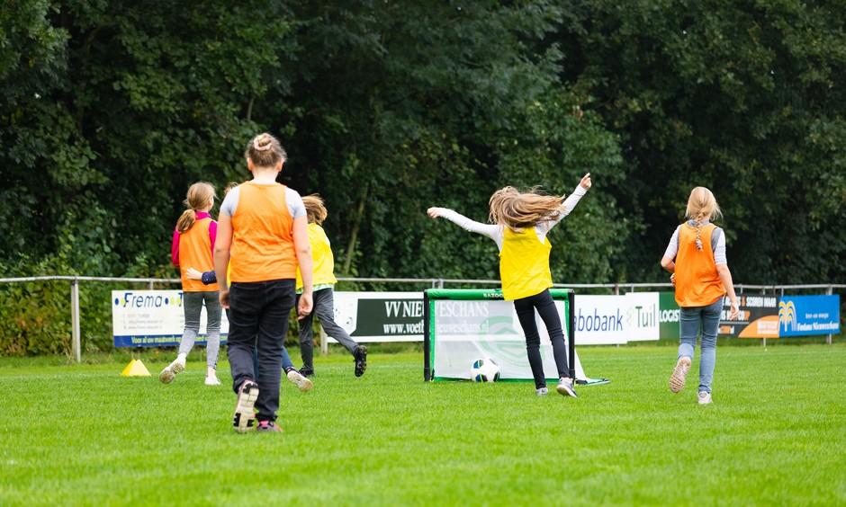 Voetballende meisjes