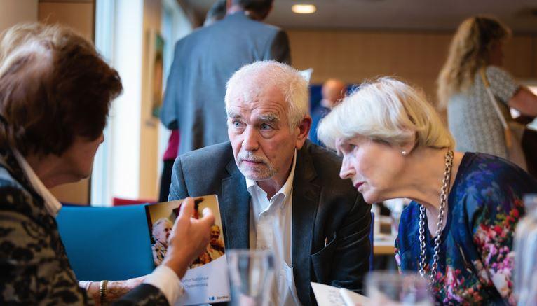 Aanwezigen in gesprek na afloop van de bijeenkomst