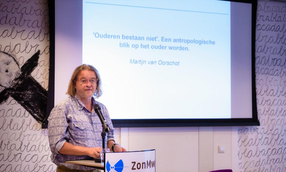 Lezing van antropoloog filosoof en kunstenaar Martijn van Oorschot over de ouderenzorg
