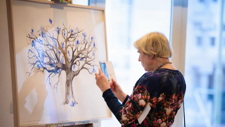 Aanwezige maakt foto van kunstwerk De nieuwe levenstrap