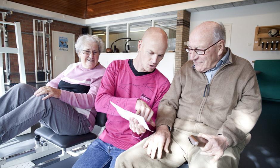 Fysiotherapeut in gesprek met ouderen
