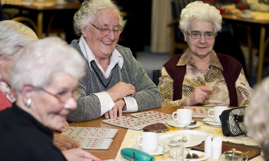Ouderen spelen bingo