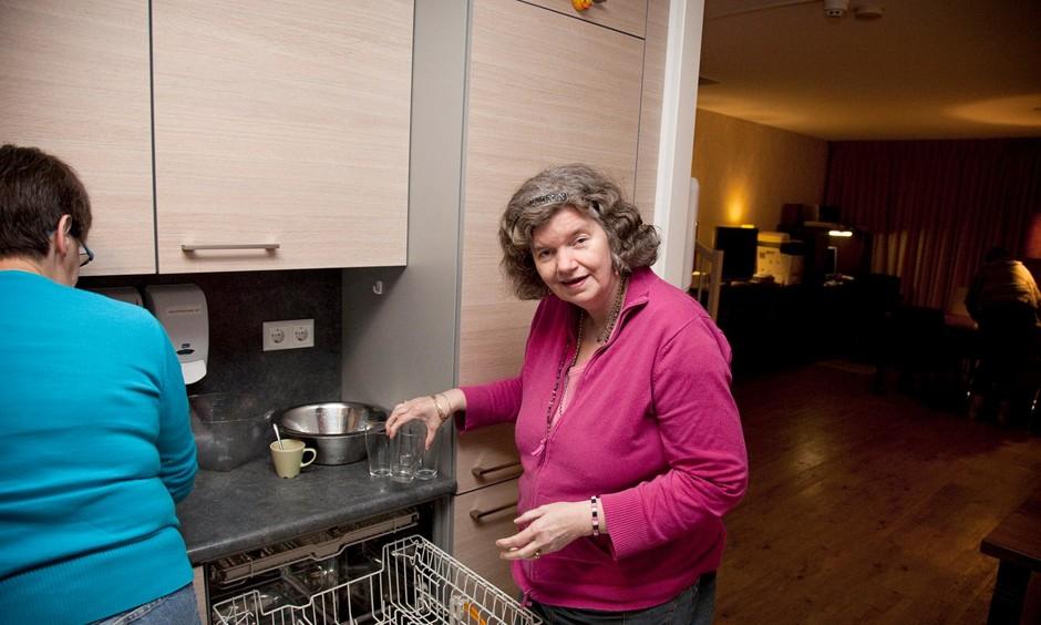 Oudere in keuken