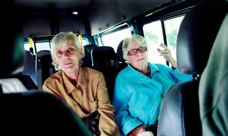 2 ouderen in bus