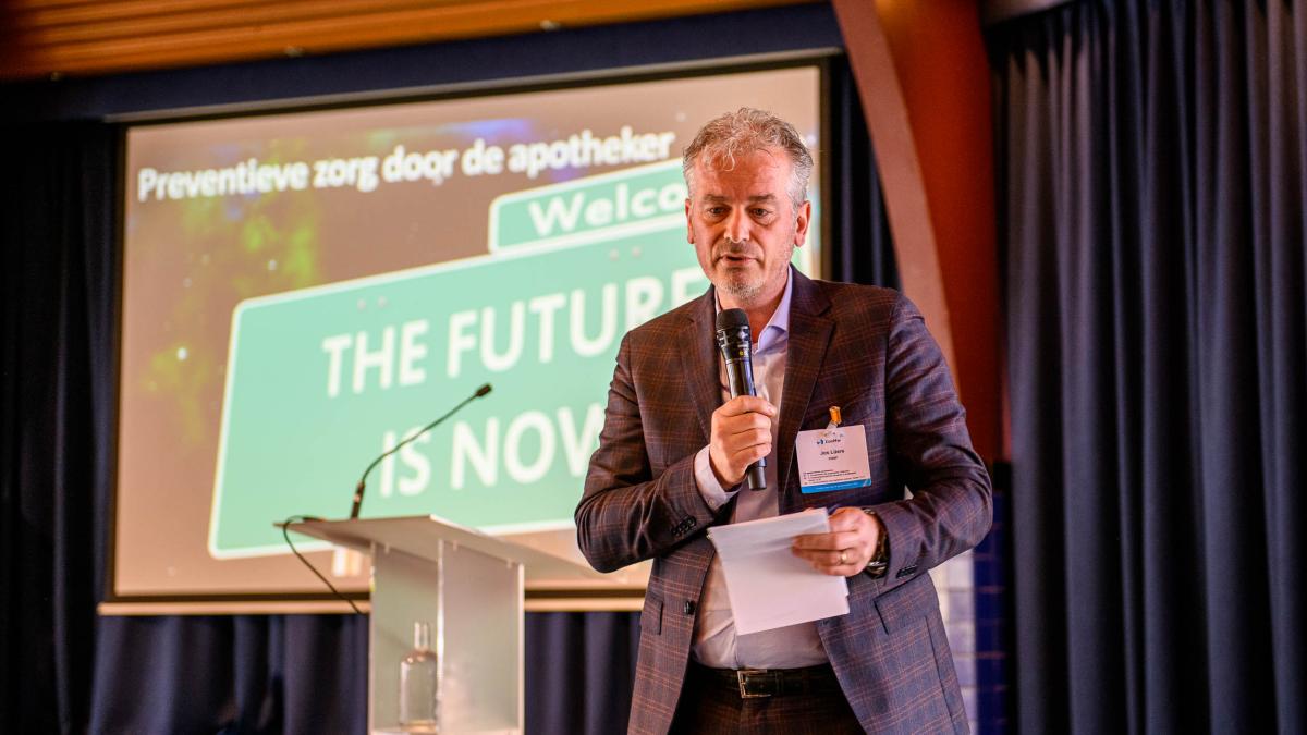 Jos Lüers op het podium als sessievoorzitter tijdens het GGG-congres 2023