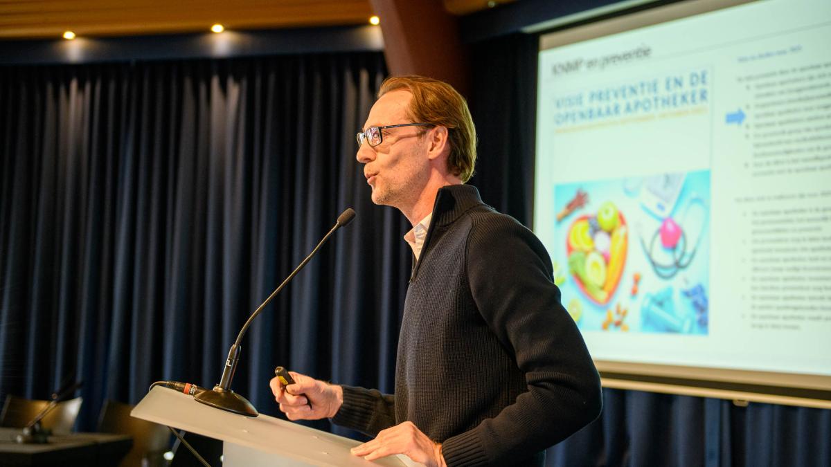 Rogier Larik op het podium tijdens zijn presentatie op het GGG-congres 2023