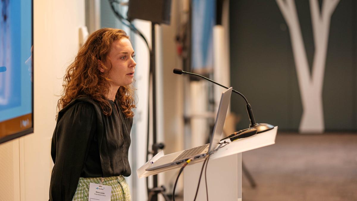 Nora Looze tijdens haar presentatie op het GGG-congres 2023