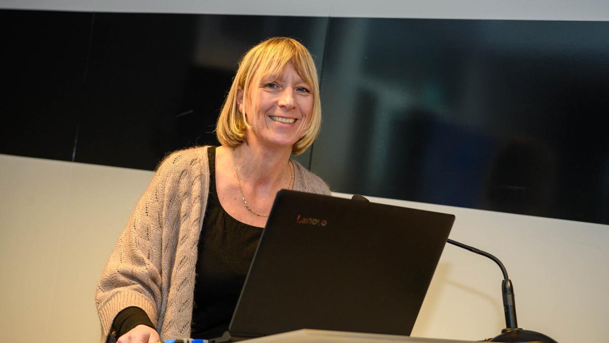 Anne Wensink tijdens haar presentatie op het GGg-congres 2023