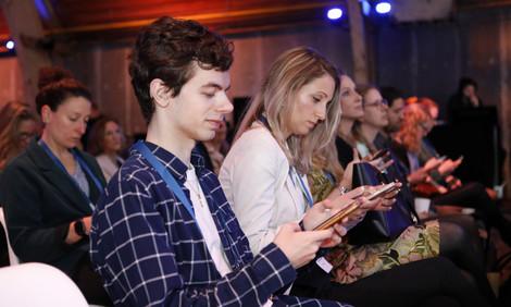 Mensen in het publiek op hun telefoon