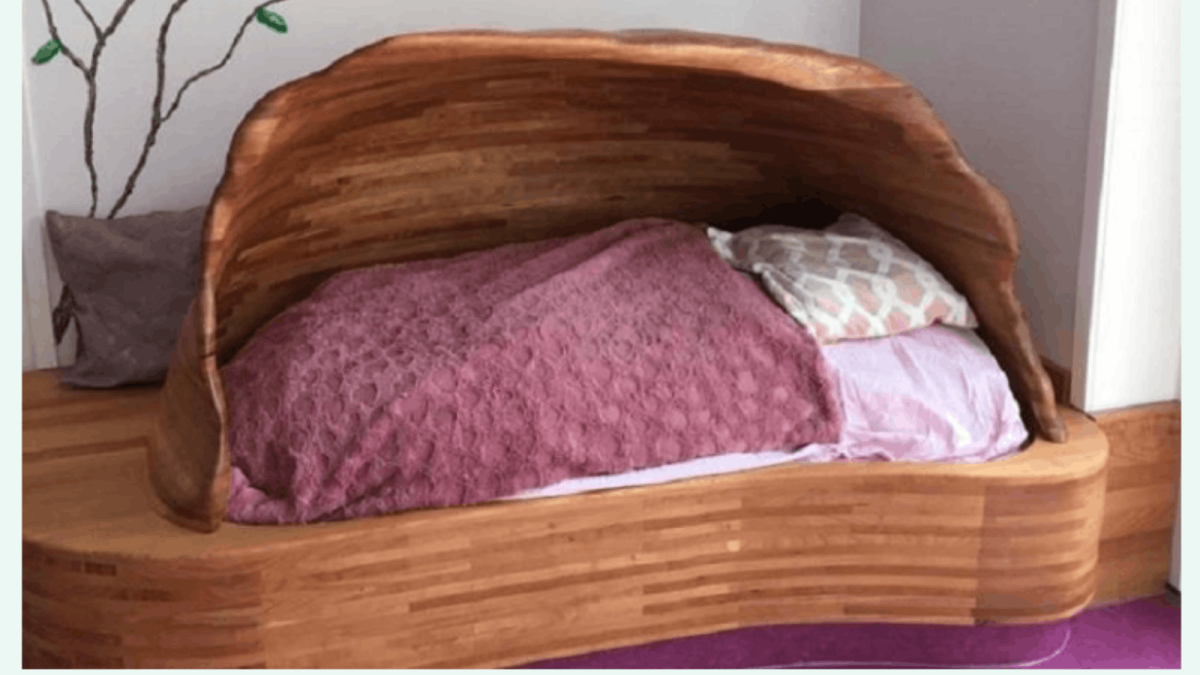Houten bed in vorm van een cocon