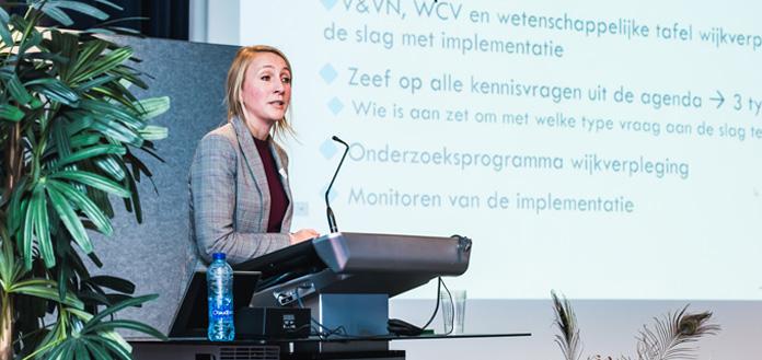 Vrouw geeft presentatie op podium