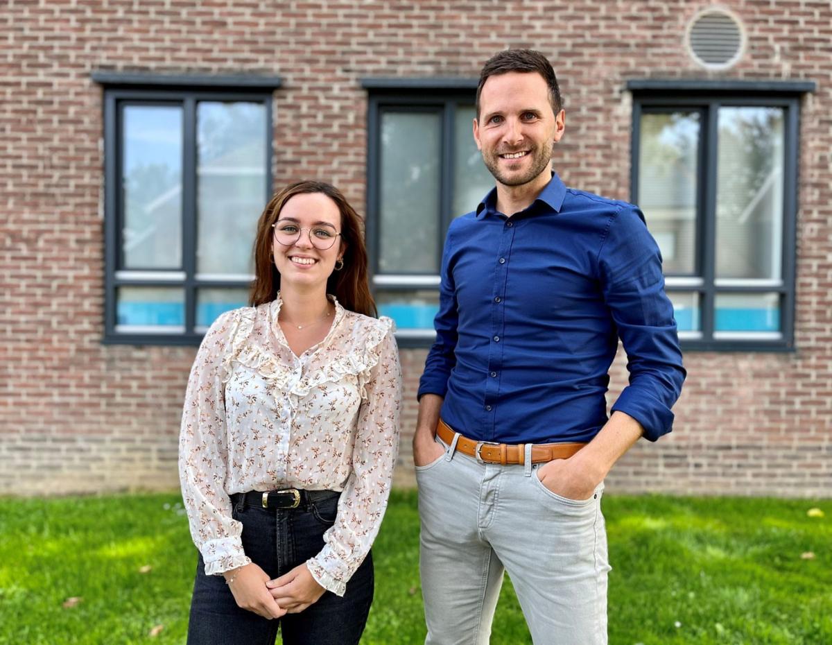Portet van Jennifer en Maurice, buiten voor een gebouw
