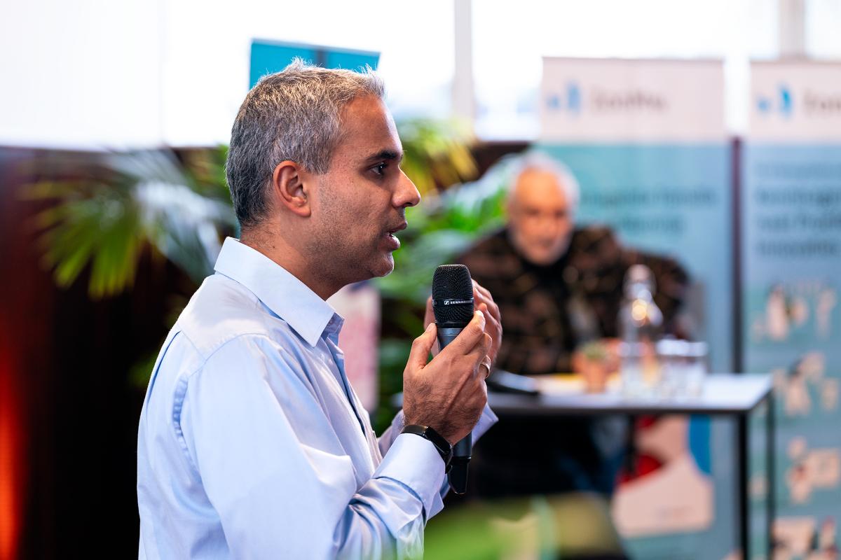 Symposium Transitie foto1 - voorzitter Arfan Ikram