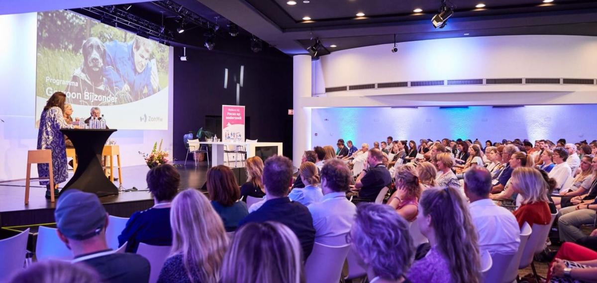 Een zaal vol met mensen