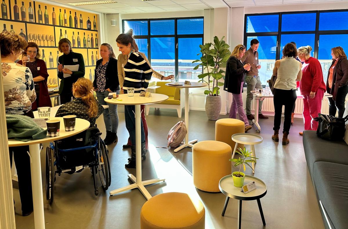 deelnemers in gesprek met elkaar over kennis tijdens de groepssessies