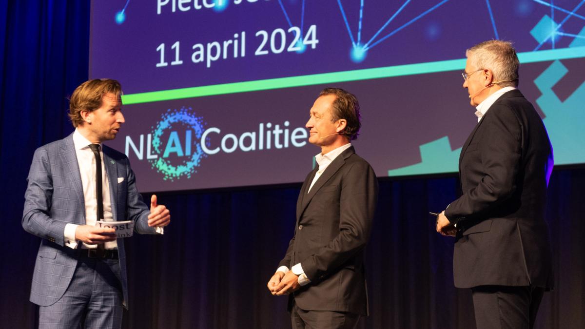 Nicky Hekster en Pieter Jeekel in gesprek met dagvoorzitter Joost Hoebink tijdens het GGG-congres 2024