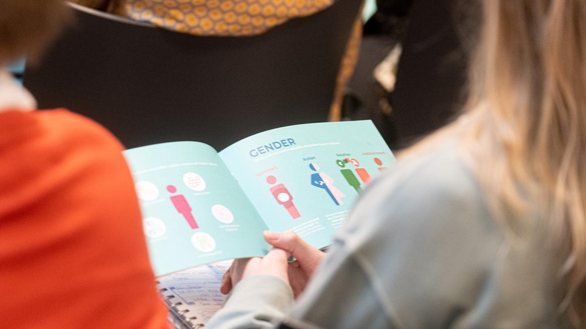 Boekje tijdens sessie Gender en Geneesmiddelen op GGG-congres 2024