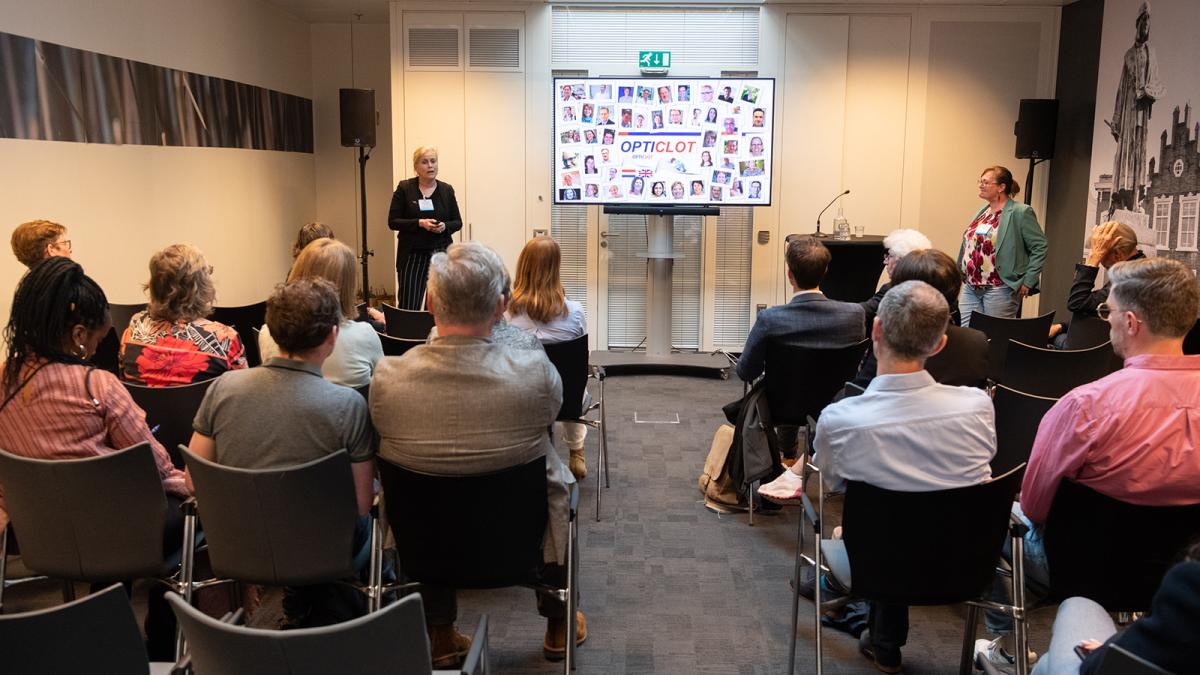 Marjon Cnossen en Simone Reitsma tijdens hun presentatie op GGG-congres 2024