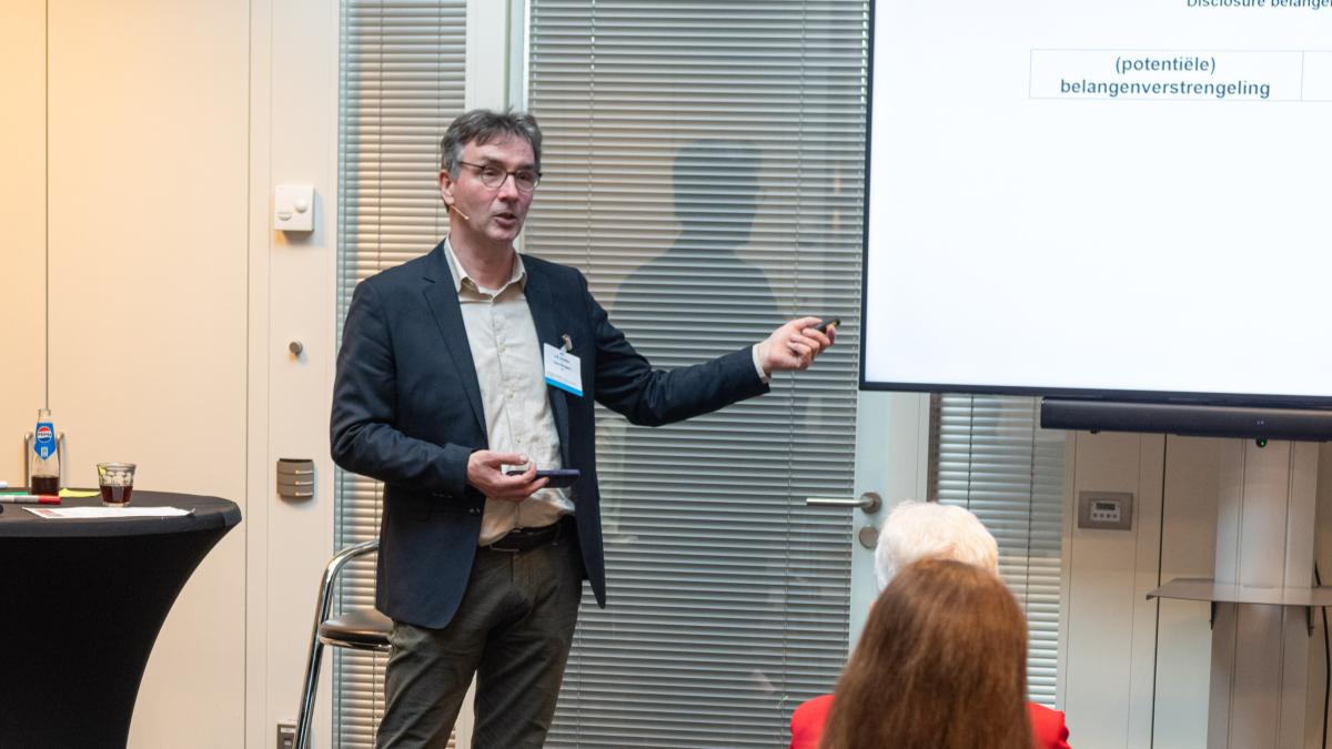 Sessievoorzitter Leon Bongers tijdens het GGG-congres 2024