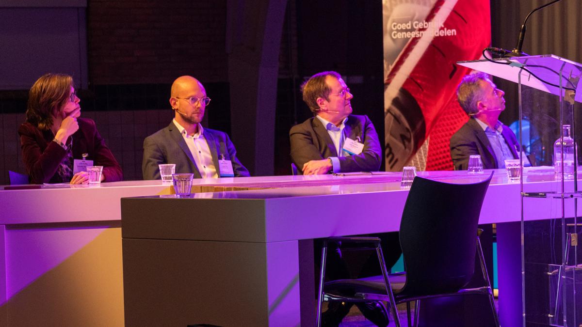 Panel luistert naar presentatie tijdens GGG-congres 2024