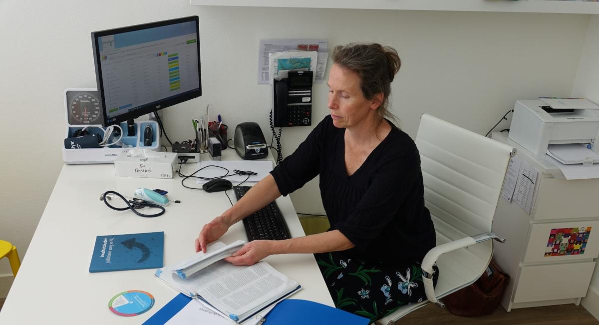 Medisch specialiste werkt aan haar bureau