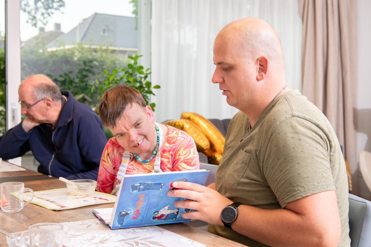 Bewoner en begeleider aan tafel
