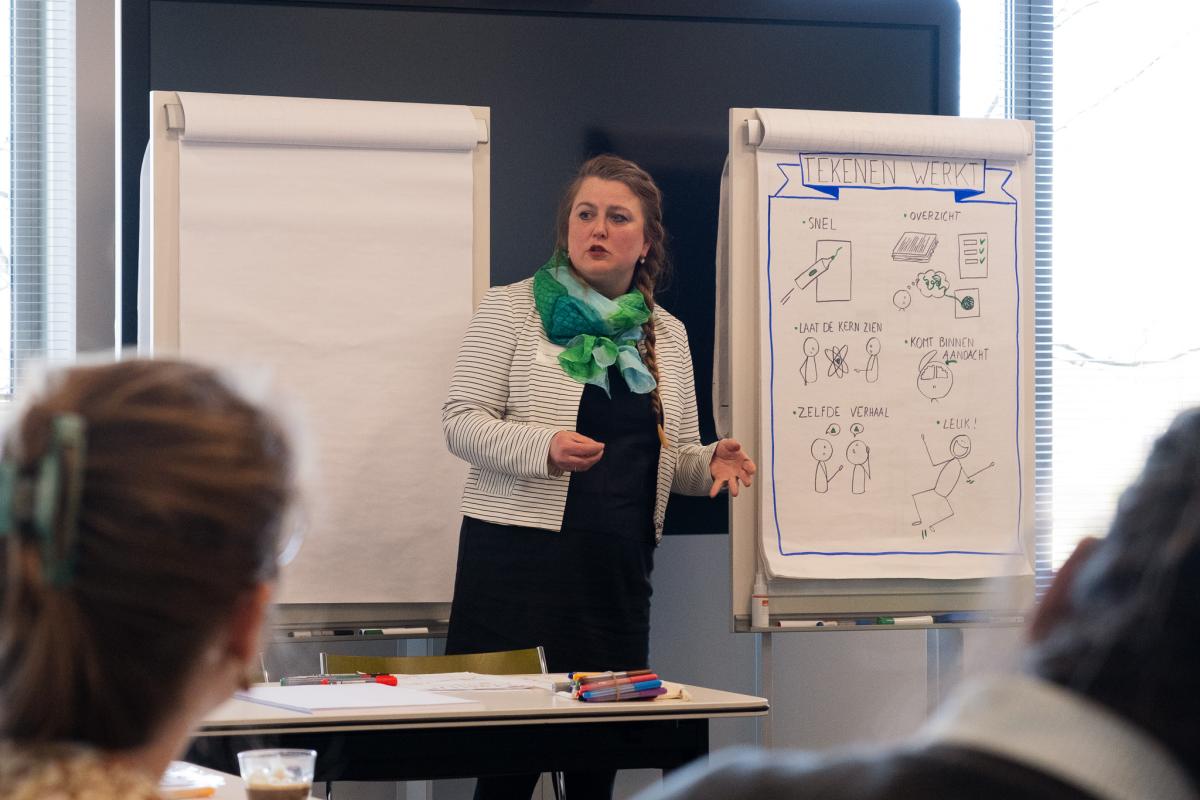 Angela Lansbergen-Engel tijdens de workshop zakelijk tekenen