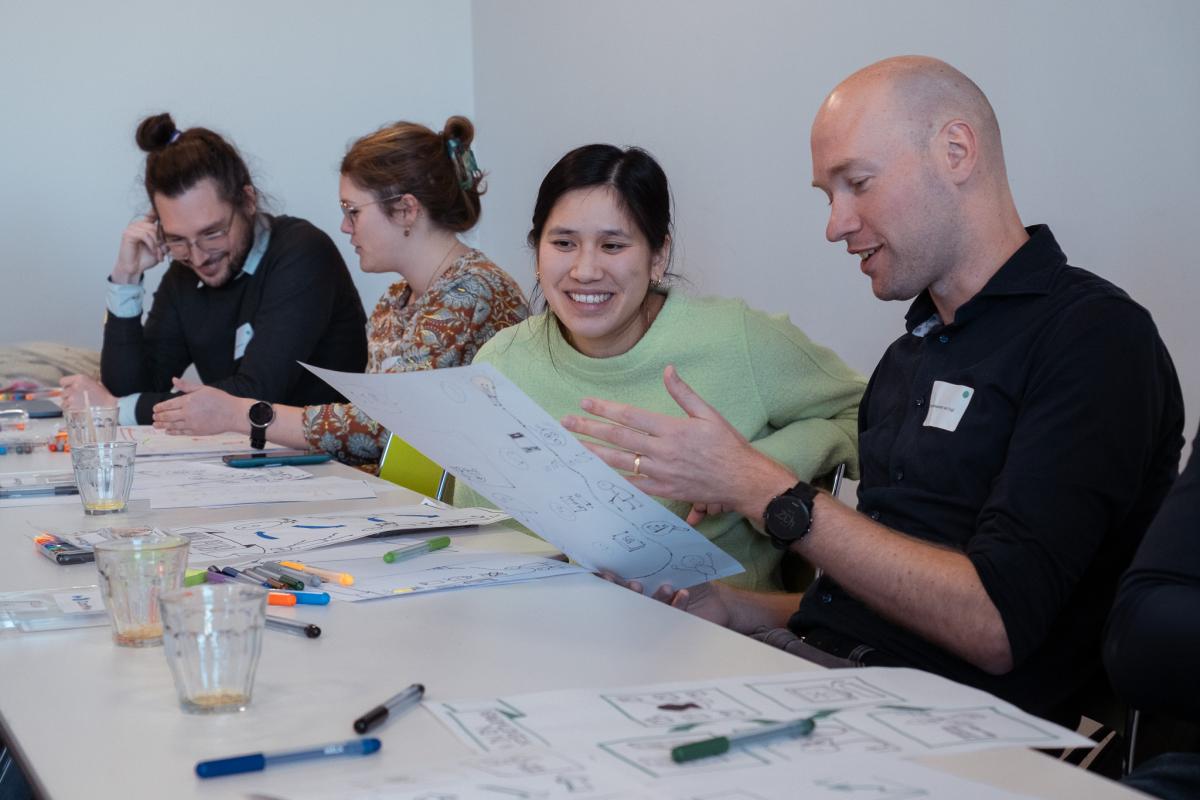 Deelnemers aan de slag tijdens de workshop zakelijk tekenen
