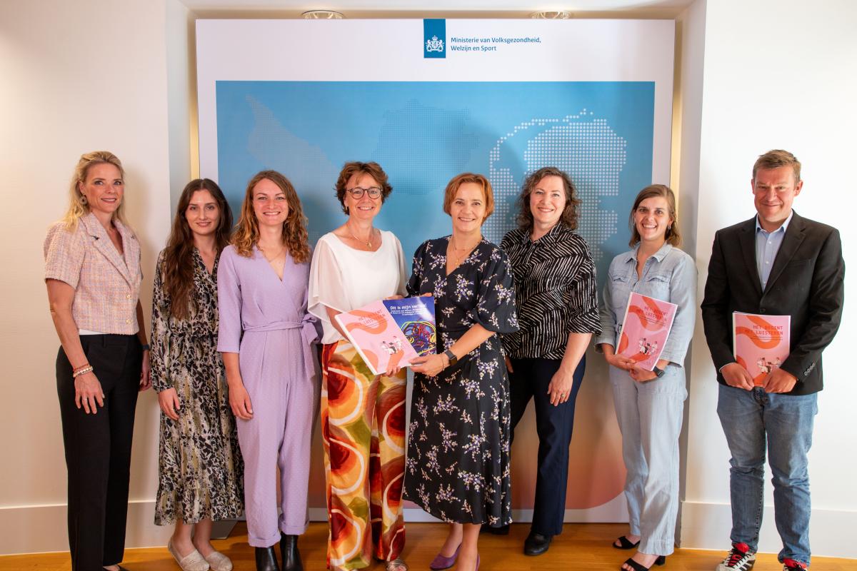 Groepsfoto met daarop betrokkenen bij overhandiging rapport over onbedoelde zwangerschap aan staatssecretaris Judith Tielen