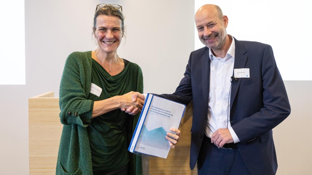Ronald Batenburg overhandigt evaluatie aioto-trajecten huisartsgeneeskunde aan Dorien Zwart