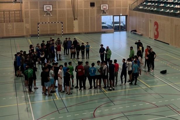 Groep jongeren in een sportzaal