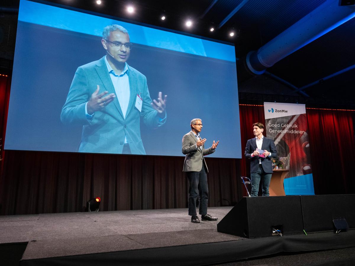 Arfan Ikram en Gerrit Heijkoop op het podium tijdens de opening van het GGG-congres