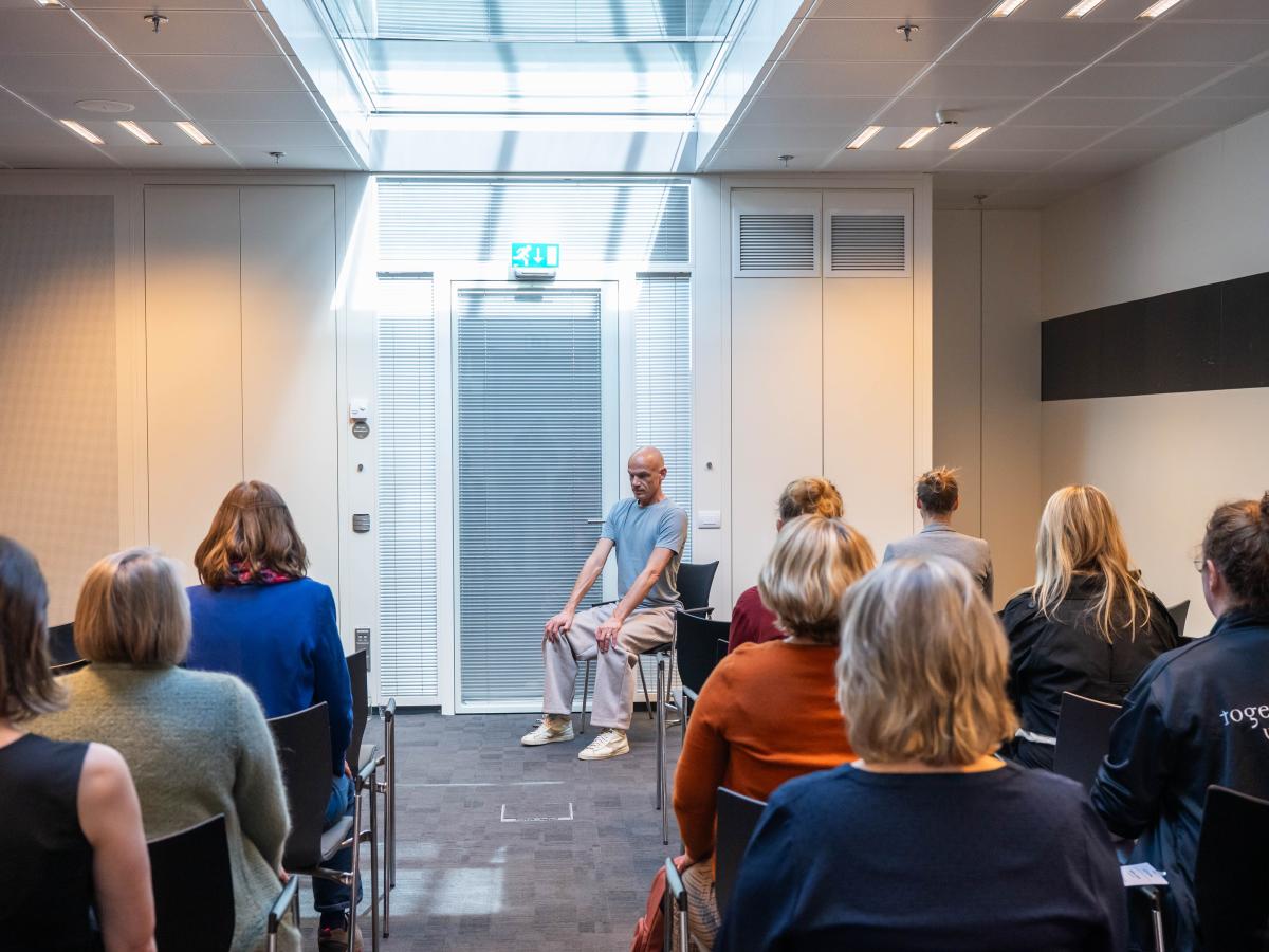 impressie stoelyoga tijdens het GGG-congres 2026