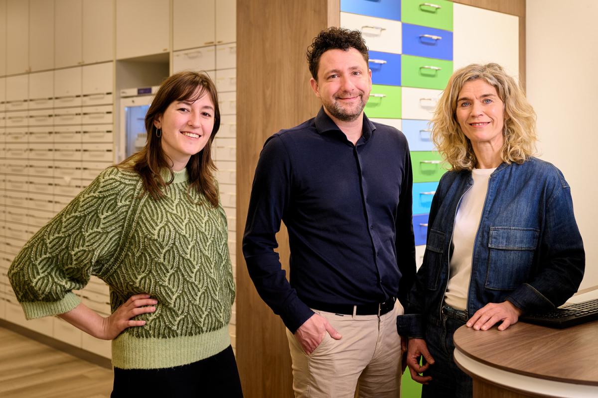 Groepsfoto van Nora Smit, Robert van der Aa en Marjo Toemen in een apotheek