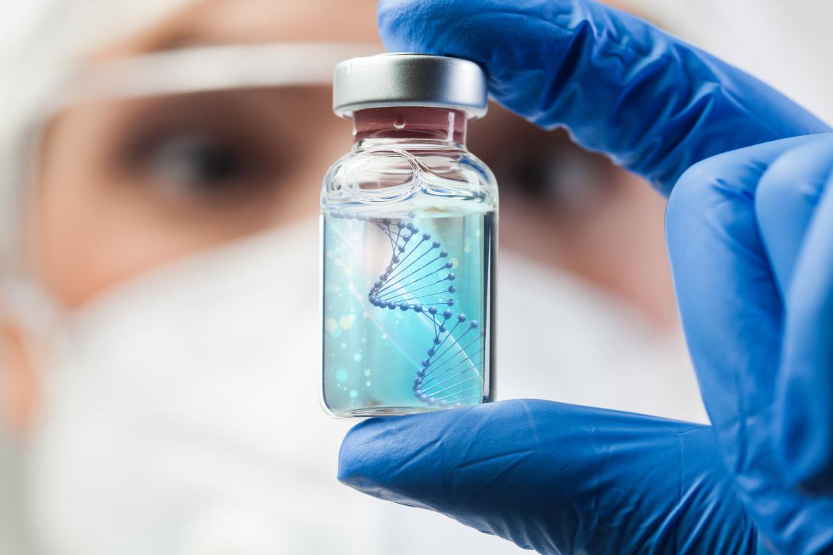 onderzoeker met buisje met DNA