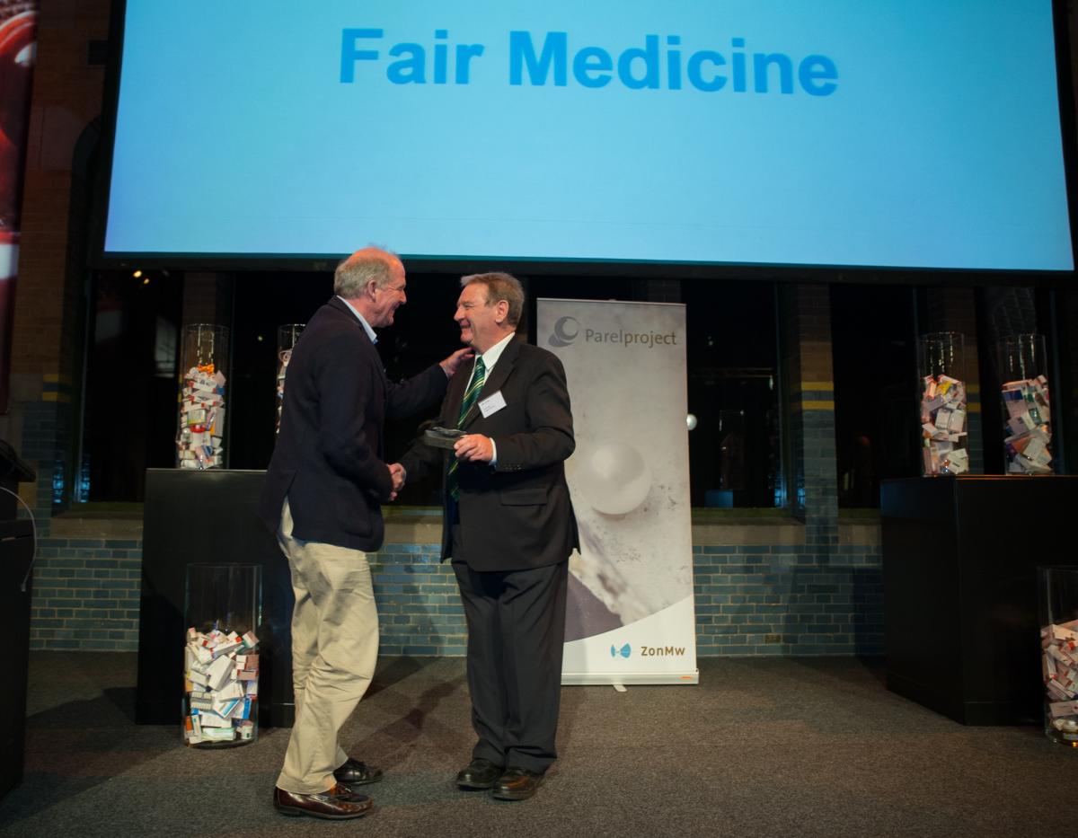 Dick Dees overhandigt ZonMw Parel aan Hans Büller van Stichting Fair Medicine