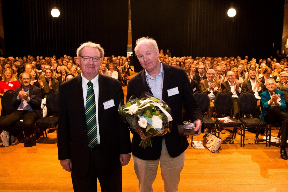 Dick Dees, voozitter GGG-raad, samen met Parel winnaar Hans Büller
