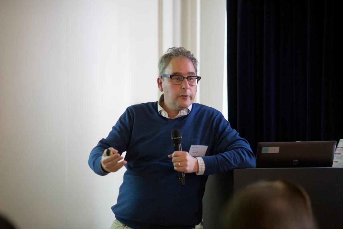 Marc Bonten vertelt over zijn onderzoek waarin drie verschillende behandelregimes voor community aquiered pneumonia (CAP) zijn vergeleken.