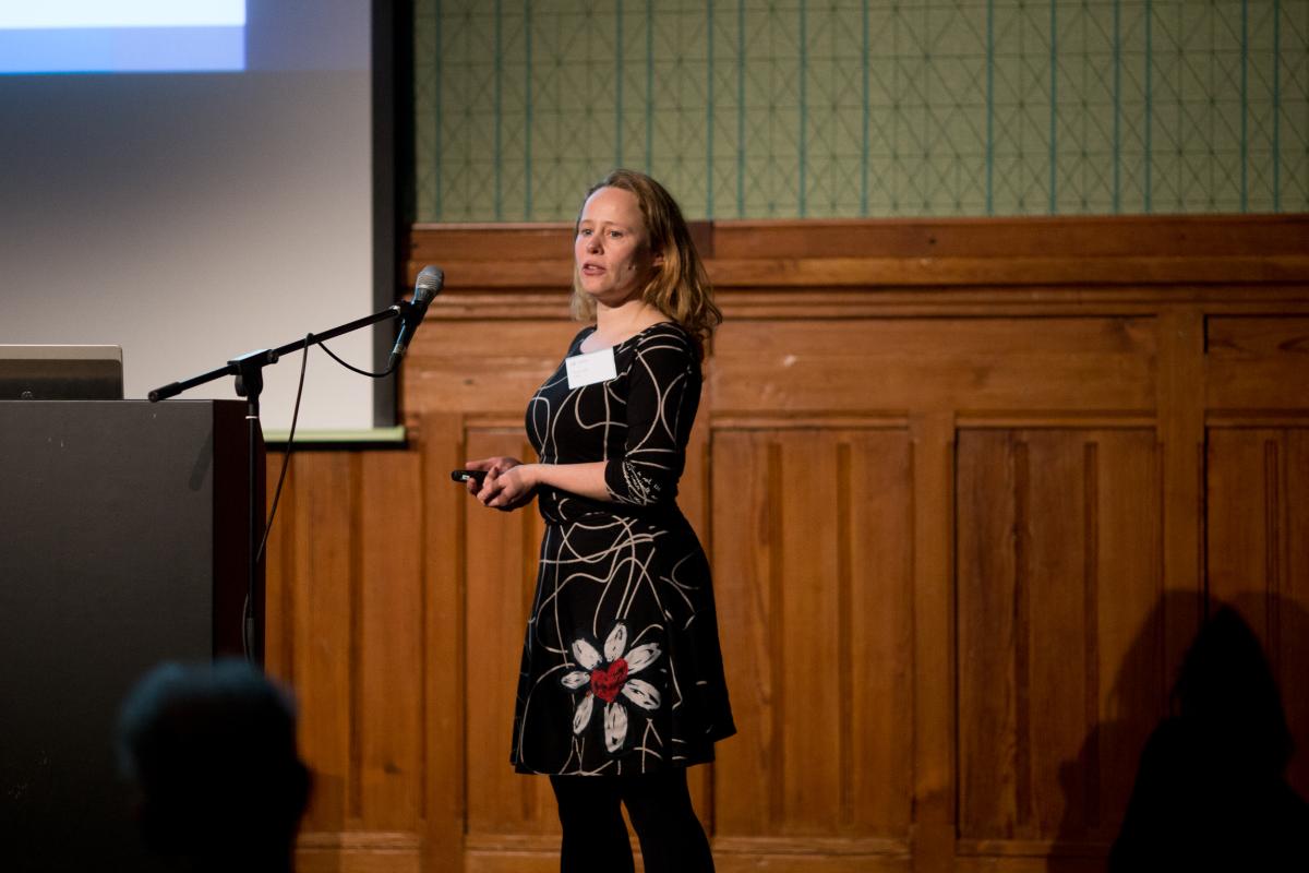 Pauline Meij tijdens haar presentatie op het GGG-congres 2016