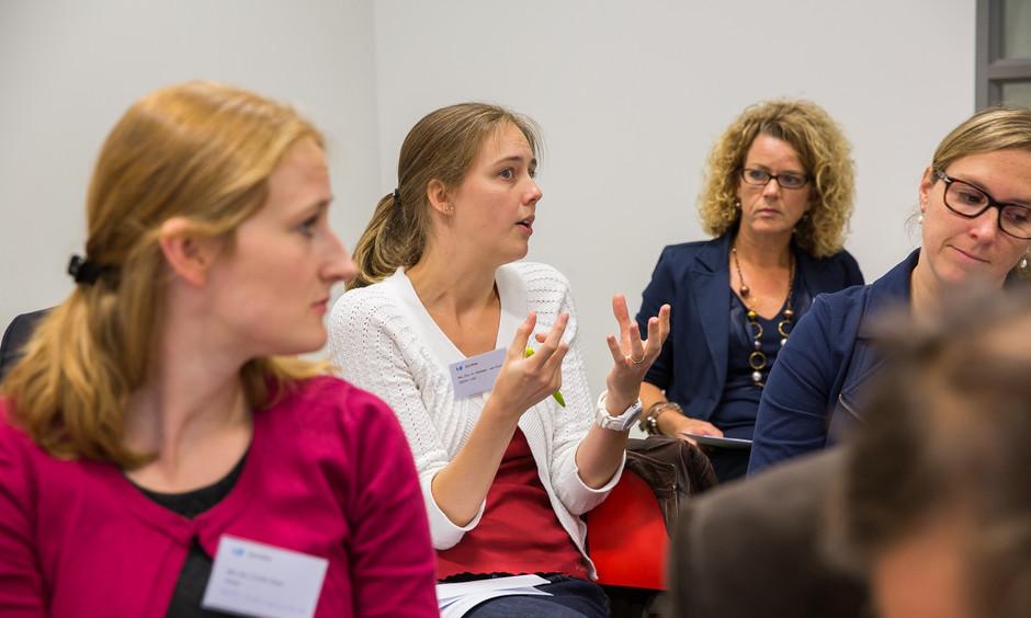 personen voeren discussie